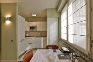 A kitchen or kitchenette at Comosole