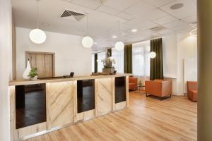 una oficina con recepción y sillas en H+ Hotel Darmstadt en Darmstadt