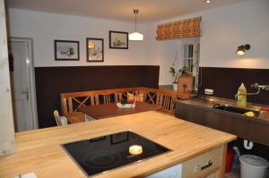 uma cozinha com um balcão de madeira e uma mesa em Wohnung Gasteg em Maria Alm am Steinernen Meer