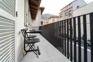 a chair sitting on the balcony of a building at Appartamento moderno a 2 minuti dal duomo di Como in Como