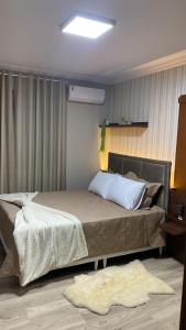 - une chambre avec un grand lit dans l'établissement Residencial Don Alfredo-Luxo Gramado 2 km do centro locação de temporada, à Gramado