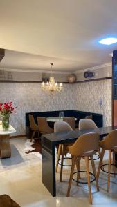 - une salle à manger avec une table et des chaises dans l'établissement Residencial Don Alfredo-Luxo Gramado 2 km do centro locação de temporada, à Gramado