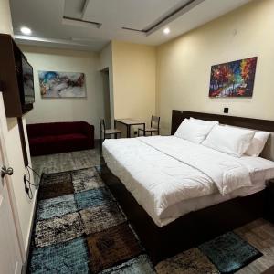Fragrance Apartments and Suites客房内的一张或多张床位