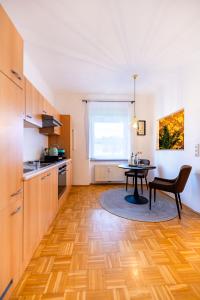 una cucina con tavolo e una sala da pranzo di Modernes Appartement a Graz
