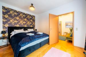ein Schlafzimmer mit einem Kingsize-Bett in einem Zimmer in der Unterkunft Modernes Appartement in Graz