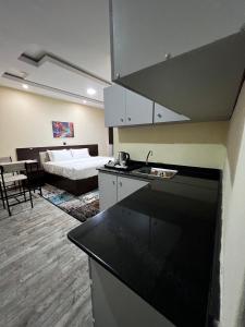 Fragrance Apartments and Suites的厨房或小厨房