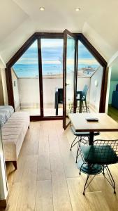Habitación con cama, mesa y vistas al océano. en Seven Studıos Sultanahmet, en Estambul