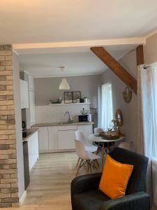 een keuken en een woonkamer met een bank en een tafel bij Apartament Sunset in Sopot