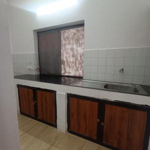 kuchnia ze zlewem i blatem w obiekcie VILLA CASA SUMANJO (3BHK) w mieście Calangute