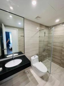 ein Bad mit einem WC, einem Waschbecken und einer Dusche in der Unterkunft Experience Luxury Living! Spectacular 1-Bedroom Apartment in Thuan An, Binh Duong in Thuan An