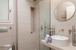 y baño con lavabo y ducha. en SeaView Apartment 1 en Samos