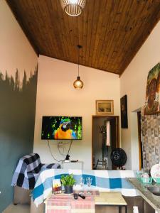 a living room with a couch and a tv on the wall at hospedagem Manaká proximo ao Centro vista incrível in Cunha