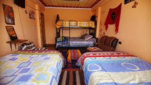 een slaapkamer met 2 bedden en een stapelbed bij Hostal Golden Quinua in Uyuni