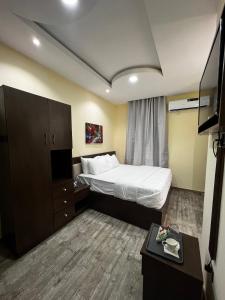 Fragrance Apartments and Suites的电视和/或娱乐中心