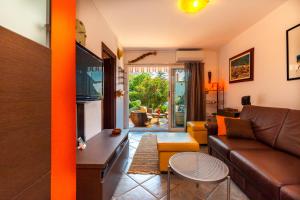 O zonă de relaxare la Vacation House-Jacuzzi Garden Selce