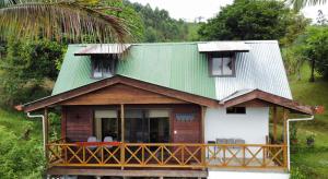 uma pequena casa com um telhado verde em Cabaña Tribu 