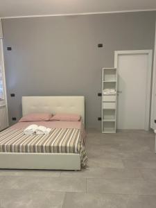 1 dormitorio con cama y estante para libros en Caprotti 6, en Magenta
