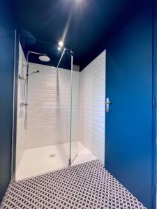 La salle de bains est pourvue d'une douche avec une porte bleue. dans l'établissement Sublime & Unique Ranch d'exception - Proche Gare & Centre de Brive, à Brive-la-Gaillarde