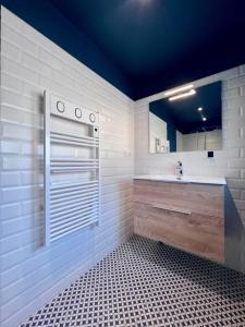 Sublime & Unique Ranch d'exception - Proche Gare & Centre de Brive في بريف لا غايلارد: حمام أبيض مع حوض ومرآة