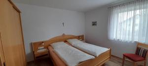 - une petite chambre avec un lit et une fenêtre dans l'établissement Landhaus Lehner, à Kirchham
