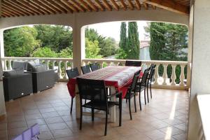 a patio with a table and chairs on a balcony at Prime Rose in Saint-Aygulf