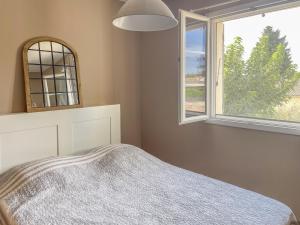 een slaapkamer met een bed en een raam bij Anouk in Rognonas