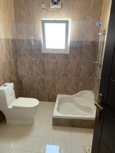 ein Badezimmer mit einem WC und einer Badewanne in der Unterkunft Jonoob hostel in Muscat