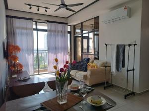 sala de estar con sofá y mesa en Sky InfinityPool 2R2B 2-6pax 5minJonker Malacca en Melaka