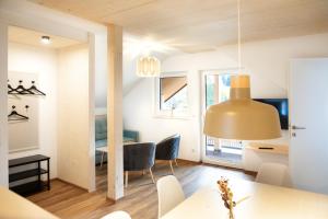 施特羅布爾的住宿－Moosaik Appartements，厨房以及带桌椅的用餐室。