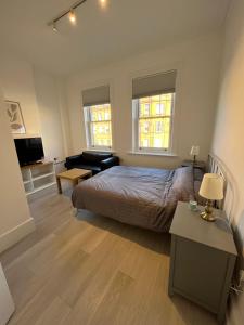 um quarto com uma cama e uma sala de estar em Camden BNB em Londres