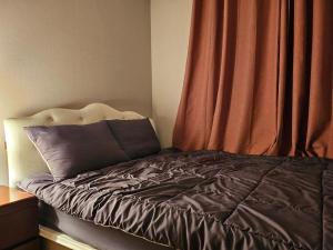 ソウルにあるUrban Space Seolleungの赤いカーテン付きのベッドルームのベッド1台