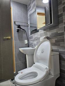 ソウルにあるUrban Space Seolleungのバスルーム(白いトイレ、シンク付)