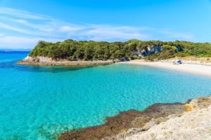 an island in the ocean with a sandy beach at Hôtel confidentiel Le Grecale in Pianottoli-Caldarello