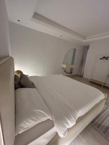 una camera da letto con un grande letto bianco di Two-Bedroom Apartment a Riyad