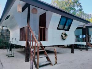 una pequeña casa con una escalera delante en Casitas de Boracay, en Boracay