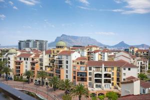 Cape Town的住宿－30% off Designer Penthouse - backup power - Cape Town，一座有建筑和山脉背景的城市