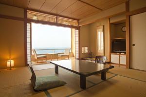米子市にある皆生温泉　皆生菊乃家のリビングルーム(テーブル付)が備わり、海の景色を望めます。
