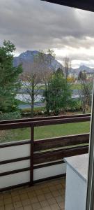 a view of a river from a porch with a window at Wohnung in Bahnhofsnähe mit Balkon - 35 m2 in Gmunden