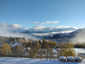 - une vue sur une montagne enneigée avec trois dômes de neige dans l'établissement Appartement 2 Chbres Calme Vue vallée 500m des pistes, à Villarembert