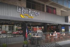 a store with a sign on the side of a building at Studio116-completo, confortável, amplo, prático in Brasilia