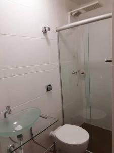 a bathroom with a toilet and a glass shower at Studio116-completo, confortável, amplo, prático in Brasilia