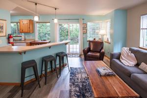 a living room with a couch and a kitchen at Cozy Cannon Beach Condo in Cannon Beach