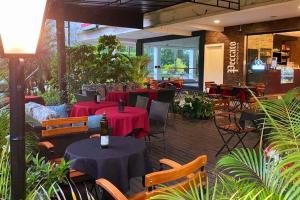 a restaurant with two tables and chairs with red tables at Studio116-completo, confortável, amplo, prático in Brasilia