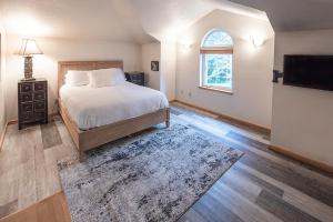 a bedroom with a bed and a television and a rug at Cozy Cannon Beach Condo in Cannon Beach