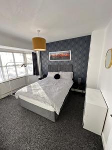 Spacious 3 Bed House, Sleeps 7 people - Birmingham tesisinde bir odada yatak veya yataklar
