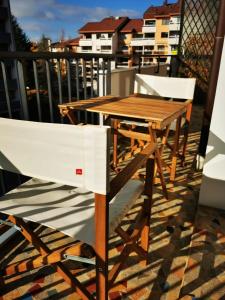 d'une table et de chaises en bois sur un balcon. dans l'établissement Beau T1 Spacieux, Proche Centre et lac, à Annecy