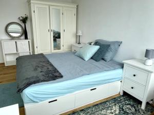 sypialnia z dużym łóżkiem i białą szafką w obiekcie Lokstadt w mieście Winterthur