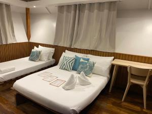 Giường trong phòng chung tại Casitas de Boracay