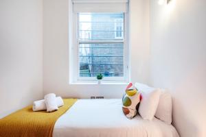 Schlafzimmer mit einem Bett und einem Fenster in der Unterkunft Welcome London Covent Garden in London