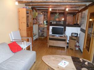 a living room with a couch and a tv at Ferienhaus Zweite Straße in Neuenrade